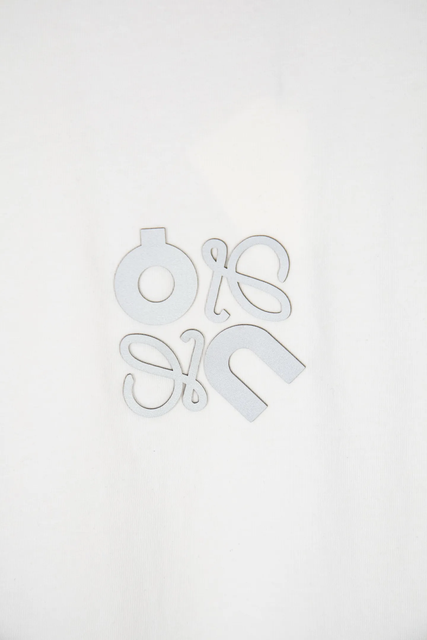 ：Y 100 LOEWE 2026New Arrival T Quality 。 ， ， ， 。 ， ， ， ， 。 ， ， ， hold ， Versatile 。Loewe On 。LOEWE 「L」 On ， Size：S-XL ：Black White